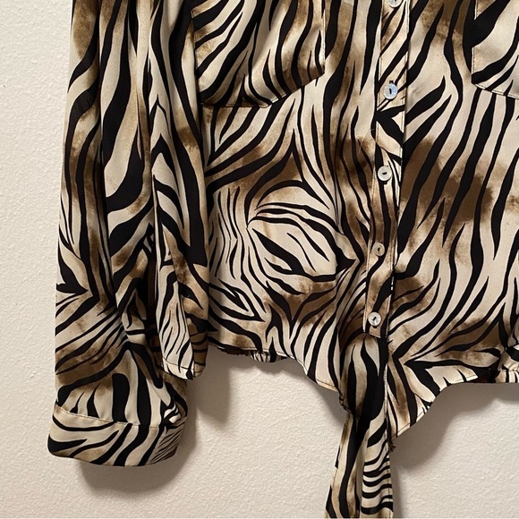 Chico’s Shirt Women’s Size‎ 1 Medium Button Down Tie Animal Print Mobwife - Picture 7 of 12